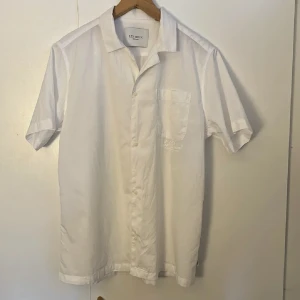 Kortärmad skjorta  - En kortärmad skjorta från les Deux i nyskick!⭐️Köpte den för 699kr men säljer den för 300kr!