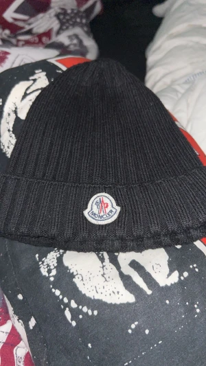 Moncler mössa - Äkta moncler mössa säljer pgr av jag inte använder den skick 8/10