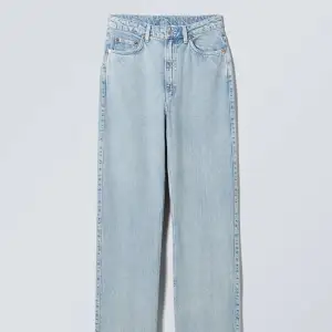 Ljusblåa jeans i straight-leg modellen Rowe från Weekday💕Nypris 600. Hör av dig vid fler frågor eller för fler bilder!