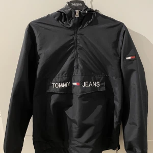 Tommy Hillfiger Jacka - Storlek M - Tjenare! Säljer nu denna Tommy Hilfiger jackan då jag har växt ut den. Har inte använt den särskilt mycket så därför är den nästan som ny. Är du intresserad så hör av dig! Kan kanske gå ner i pris om det känns för mycket.😉