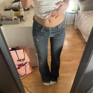 Säljer dessa mörkgråa Prince jeans. Jättefina som även har coola kors målade med textilfärg som håller i tvätten, vilket jag vet då jeansen är ganska använda 💗 Sitter bra på mig som är en storlek 36, lite oversized.