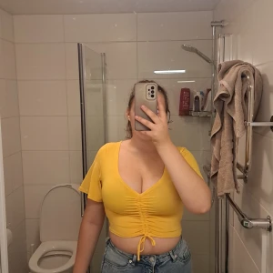 Topp - Gul topp köpt från Shein. Använd fåtal gånger  Skick som ny.  Storlek xs men passat xs- litet M