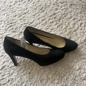 Klackskor - Säljer dessa fina klackskor som är köpta på stadsmissionen men aldrig kommit till användning. Sååå fina och enkla, funkar både att klä upp med eller att använda till en mer vardaglig outfit! Passar mig som Vanligtvis har 39/40, så lite mindre i storleken😊