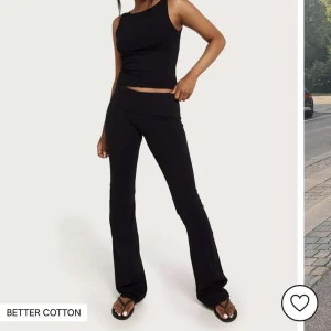 Yogapants - Svarta byxor med utsvängda ben, nedvikt midja. Säljer pga köpte med en kompis o hon har slängt kvittot så kan inte skicka tillbaka. Därav aldrig använda. 