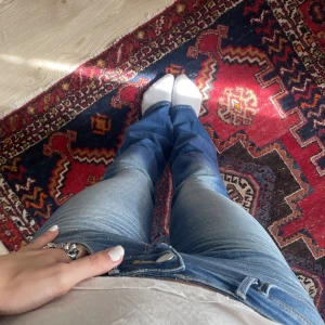 Lågmidjade jeans - BOMB snygga jeans i urtvättad jeans!! W26 & L32 från Wrangler💕