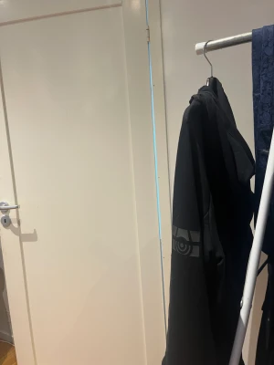 Sail racing jacka - Storlek M, använd max 5 ggr, köpte för typ 1,5k. Skickas