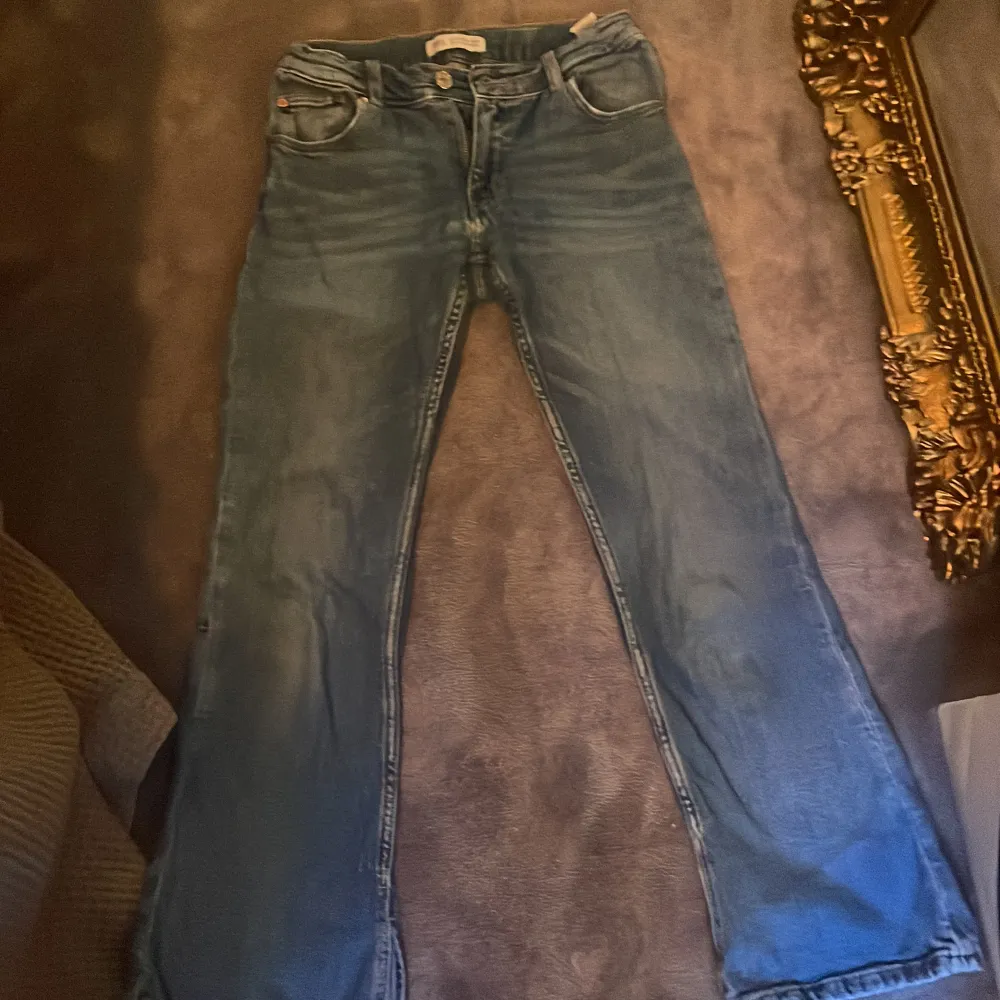 Super snygga lågmidjade jeans men har tyvärr blivit för korta för mig🫶🏻. Jeans & Byxor.