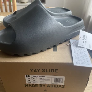 Yeezy slide onyx - Stl 44,5. Helt oanvända, äkta, från Adidas CONFIRMED appen. 