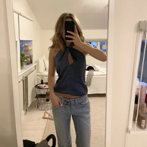 Blå fest topp - Säljer denna blå halterneck fest topp i storlek S