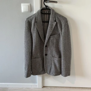 Stickad kavaj - Stor flyttstädning Alla plagg i storlek S-M och passar ca 1.70-185cm samt 70-83kg  Finns i Uppsala