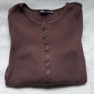 Zara ribbad långärmad - Köpt på sellpy men aldrig kommit till användning. Saknas en knapp längst upp.