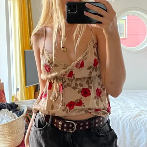 Linne i silke🌹 - Jättefint linne från HM i silke med en gullig rosett och spets❤️ Storlek 42 men passar lika bra på mig som är en M❣️