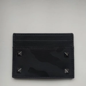 Valentino plånbok! - Tjena! Säljer nu denna super exklusiva valentino plånkbok! Skick 10/10 inga defekter. Ny pris 2200kr! Kontakta mig vid eventuella frågor eller prisförslag!😁