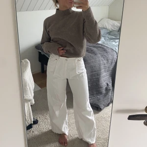 Vita jeans  - Fräsha vita jeans. Använda ett fåtal gånger. Stora i storleken