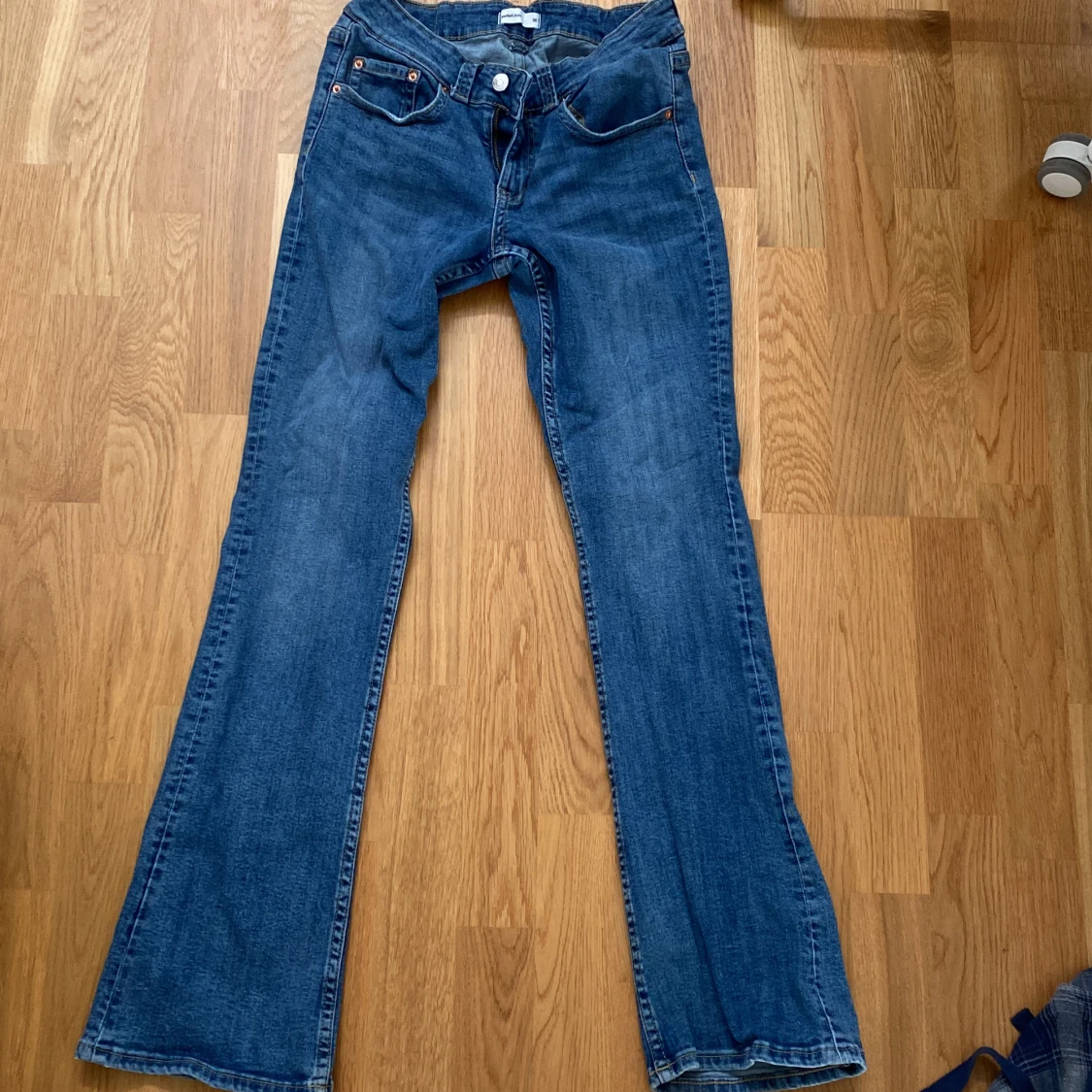 Lågmidjade jeans me knap bakfickor - 90