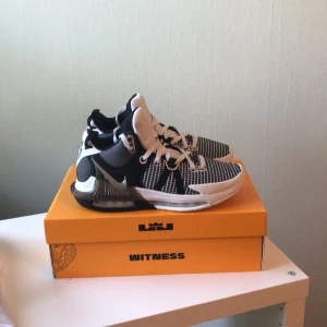 Lebron witness 7 - Lebron witness 7 white/metallic silver-black blanc/argent metalliqe.   Vill få sålt dom snabbt. Kom dm för frågor och fler bilder. 👍