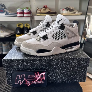 Air Jordan 4 ”Military Black”  - !! INTRESEEKOLL !!  Air Jordan 4 ”Military Black”   Size: 44 👟 Cond: 8,5/10  Pris: 2899 💵 +Frakt 🚚📦  Box: ✅ Kvitto: ❌  Dm för frågor 💬