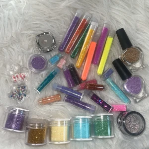 Glitter - Glitter kan användas till pyssel samt naglar 