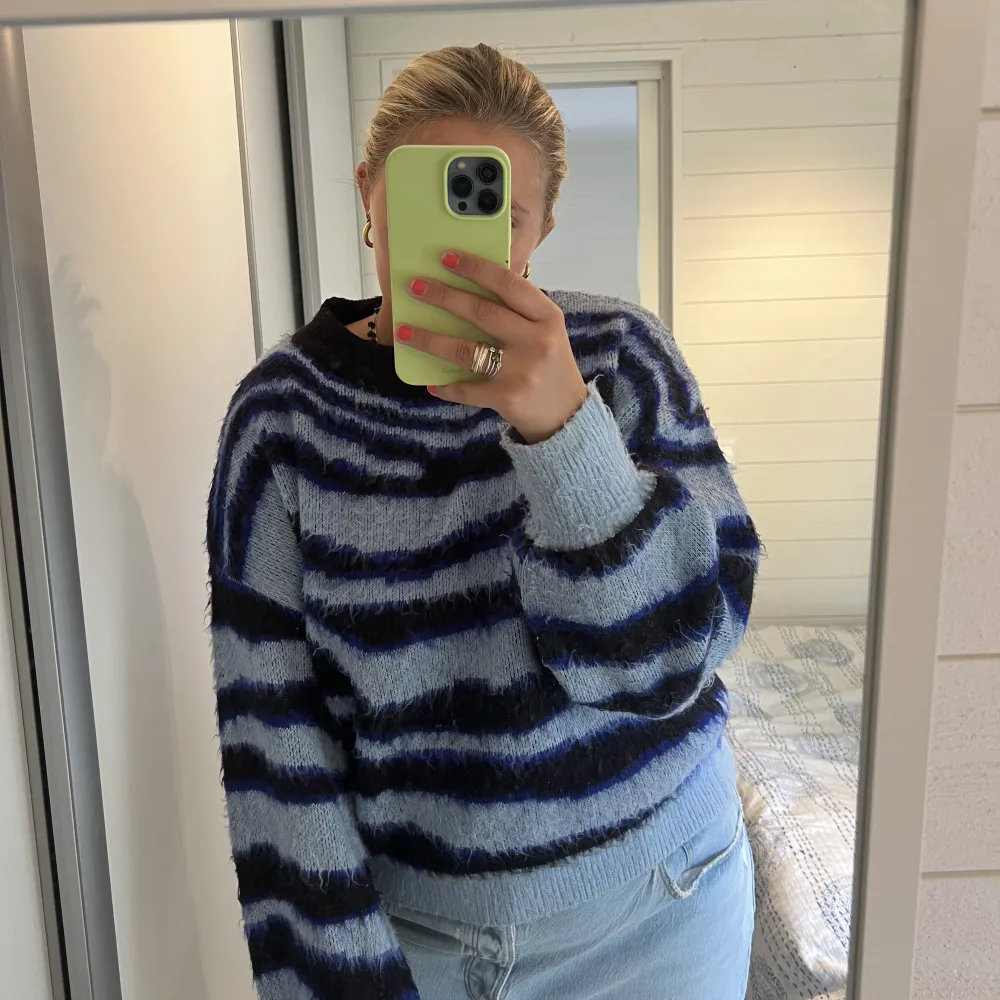 En av mina all time favorit tröjor💙💙En stickad tröja från Anthropologie i blått Zebra mönster, med en sjukt mysig och fuzzy finish!!😍😍 Perfekta höst plagget . Tröjor & Koftor.