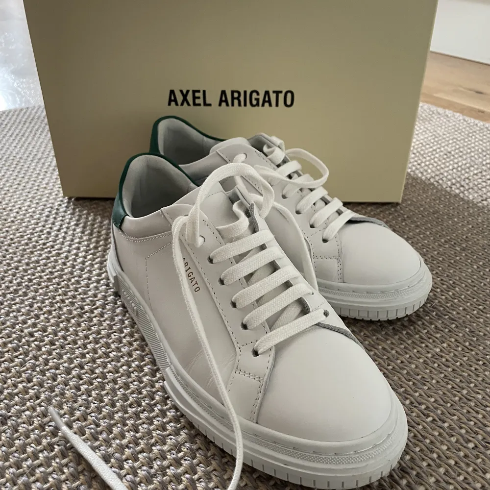 Säljer mina helt nya Arigato Atlas sneakers pga fel storlek. Använda 2-3 gånger. Låda och påse finns kvar.   Nypris 2550. Skor.