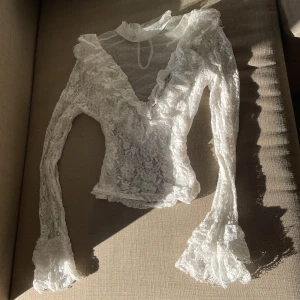 Spets tröja  - En super söt spets tröja med massa detaljer på!  