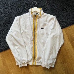 Nike Jacka - Fin jacka i gammal modell, köpt begagnat. Typ en bomberjacka. Fråga gärna efter fler bilder eller om du har några andra funderingar. 😊