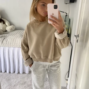 Beige sweatshirt - Jätteskön sweatshirt i fint skick men lite nopprig inombords🤍