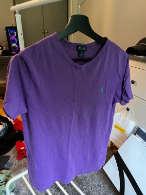 Ralph Lauren t-shirt - Lila Ralph Lauren t-shirt med grön detalj i storlek M (barnstorlek)