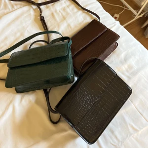 Väska - Väskor från Pieces, köpta på Vero Moda. I princip nya då de ej använts så mycket och därav i väldigt bra skick!! Säljer pga av att de inte kommer till användning och har för mycket väskor🫶🏻✨Alla har justerbart band och priset gäller styck.