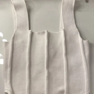 Topp - Säljer denna vita topp i storlek xs, knappast använd så i väldigt bra skick! 