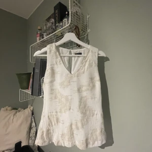 Söt topp strl 36 - Söt topp med guldiga detaljer! Strl 36