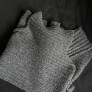 Stickad tröja  - Säljer denna super sköna stickade tröjan med krage. Köpte den på sellpy men innan de köpt på Bik Bok💕💕