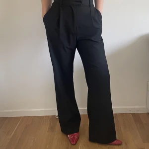 Djerf avenue favourite pants - Säljer mina djerf avenue favourite pants i svart, strl XS och sitter perfekt på mig som är 165 o vanligtvis bär 36. Använda ngt gånger och sparsamt, inga defekter förutom att knappen på insidan brevid haken har lossnat. Köptes för 1499💗