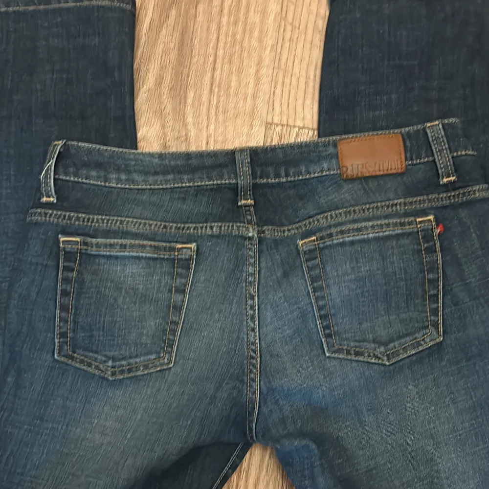 Säljer dessa mörkblå lågmidjade jeansen. Första bilden är är ett par aandra jeans i samma modell och längd fast ljusblå. Passar mig som har S i jeans! 😊. Jeans & Byxor.
