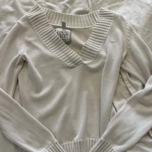 Så snygg tröja från esprit jättefint skick säljer bara vis bra pris 🏆 snygg vit/grå färg typ 