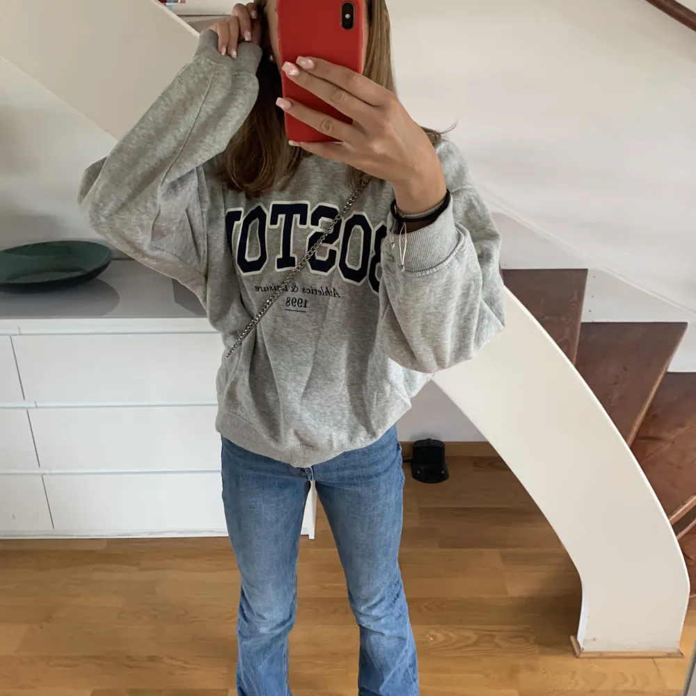 En fin tröja från hm.☺️Passar till allt och perfekt nu när det börjar bli kallare.🤍🍂🍁Om frågor gällande tröjan skriv till mig i dm!💜. Hoodies.