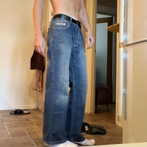 Vintage jeans - Sjukt sköna vintage jeans! Passformen är lite vid, rak med slight bootcut. Ses bäst på bild 1. Passar ca W32-33 L32 ca, men funkar även bra för mig som har W30-31 med skärp:)