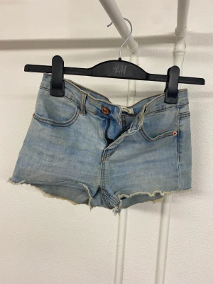 3 olika par - Jeansshorts. Alla storlek S. Köpta från olika märken. 40kr för alla 3 eller 15kr st