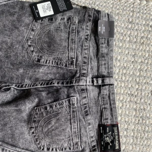 True religion jeans  - Nya true religion jeans med prislapparna kvar. Säljer de eftersom jag köpte alldeles förstor storlek. Storlek 30 i midjan. De är i modellen billie och är Mid Rise. Orginalpris 2372. Om du har frågor eller vill ha fler bilder är det bara att skriva💕