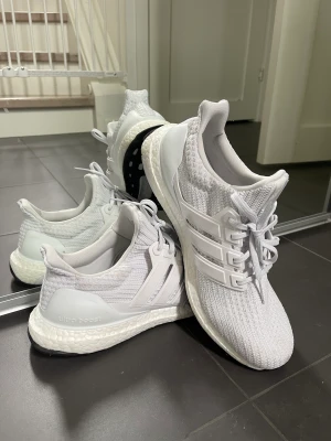 Adidas ultraboost 5 - ULTRABOOST 5 DNA RUNNING SPORTSWEAR LIFESTYLE SHOES.  Använda endast en gång säljes pågrund av fel storlek. Nypris 1195kr