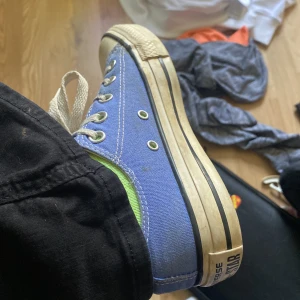 Converse  - Kan inte använda längre är försmå för fint present till någon som har storlek 35