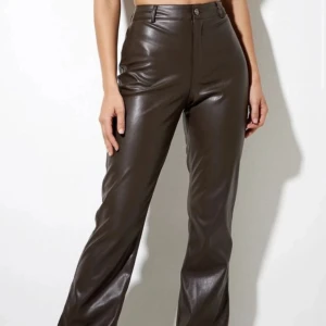 Bruna skinnjackor från Motel Rocks. - Oanvända skinnbyxor från Motel rocks. Bruna med lite utsvängda ben. Nypris 640kr!!!