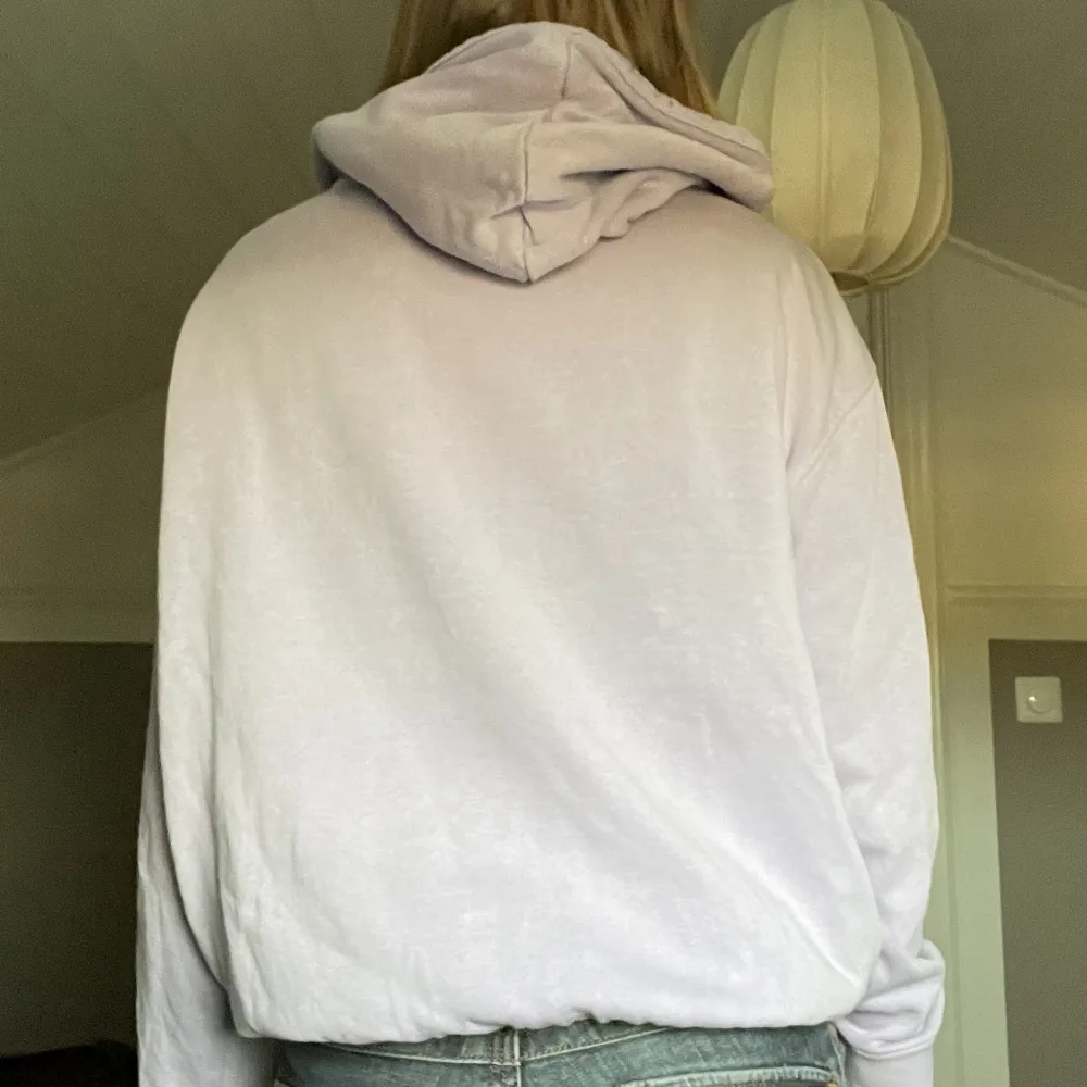 Asnice lila hoodie från monki!!Storlek Xs, men sitter oversized på mig med storlek S <3. Hoodies.