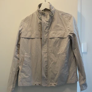 vindjacka från diesel - vintage vindjacka från diesel i beige/vit färg. snygg men säljer då den är för liten för mig, det står M i jackan men den är mer som en XS/S. ❤️‍🔥❤️‍🔥