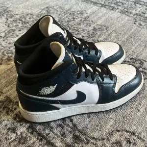 Säljer nu mina Jordan 1 Mids pga att dom  tyvärr blivit för små🥹 Strl 38.5 Köpta för 2.199kr, men säljer för 1.499kr då dom köptes för ca 3 år sedan. Men väldigt sparsamt använda🥰 Skick 8/10😍 Skriv gärna vid fler frågor!