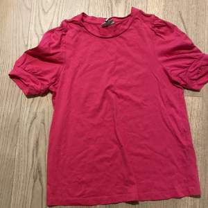 Jättegullig rosa t-shirt med stora ärmar! Skriv för fler bilder, köptes för 200kr säljs för 130 eller byten!💕 använd 2 ggr!