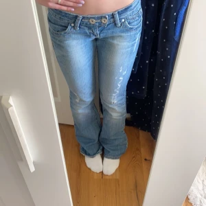 Lågmidjade jeans - Säljer nu mina Lågmidjade jeans eftersom de blivit för små. Pris kan diskuteras och köparen står för frakten💗