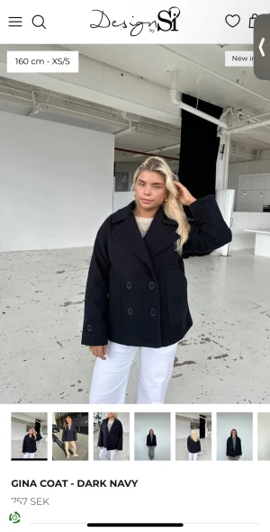 Svart kappa - En jättefin svart kappa från design by si. Användes i vintras men finns inga defekter🫶🏼