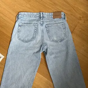 Lågmidjade ljus blå weekday jeans i storlek W 23 L 30. Säljer för dem är för små, men super bra skick! Nypris 600kr 