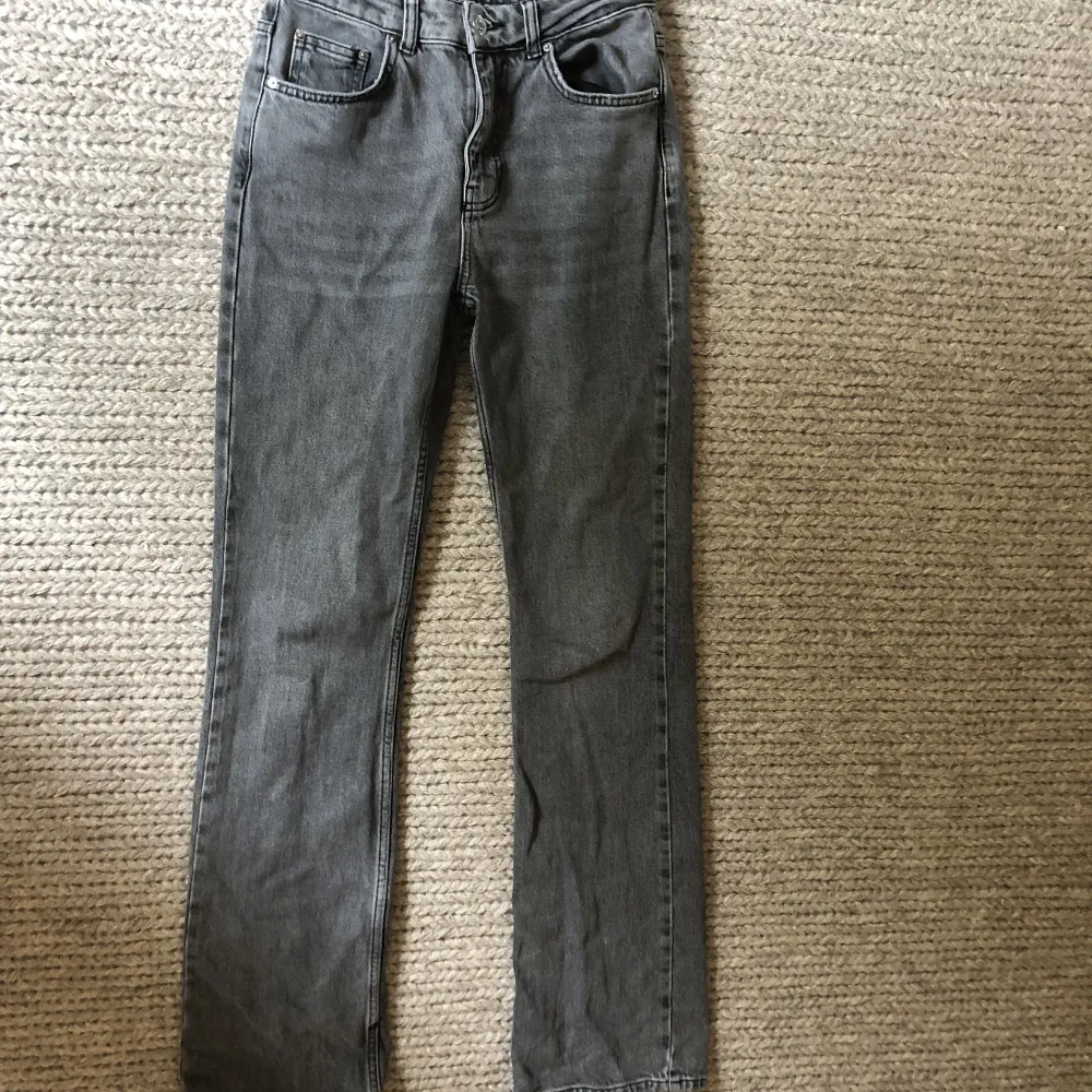 Snygga midwaist bootcut jeans från Gina Tricot. Säljer då de inte längre kommer till användning. Har använts varsamt. Kontakta mig för fler bilder. . Jeans & Byxor.